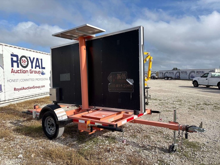 2021-k-and-k-system-mb3l-s/a-solar-towable-message-board-image-2