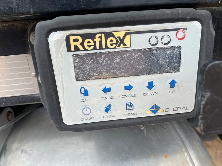 2011-peterbilt-365-image-24