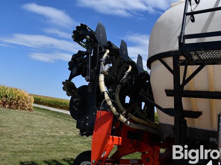 2017-kuhn-1205-gladiator-12-row-strip-till-image-10