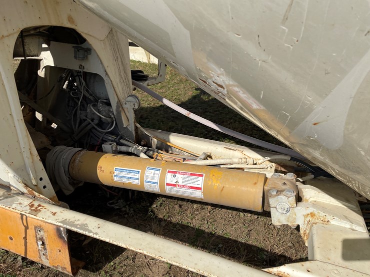 #3375-•-mcneilus-cement-mixer-drum-with-chutes-and-controls-image-18