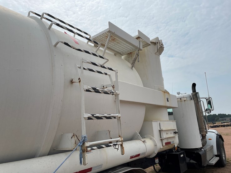 2011-peterbilt-365-image-39