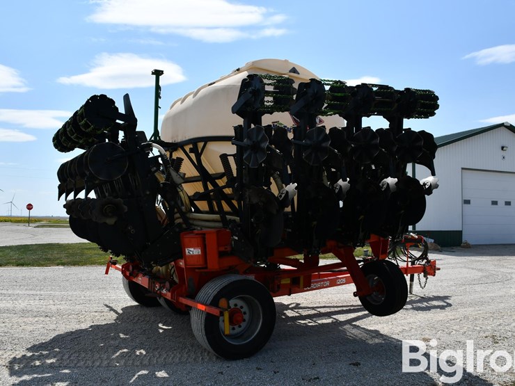 2017-kuhn-1205-gladiator-12-row-strip-till-image-5