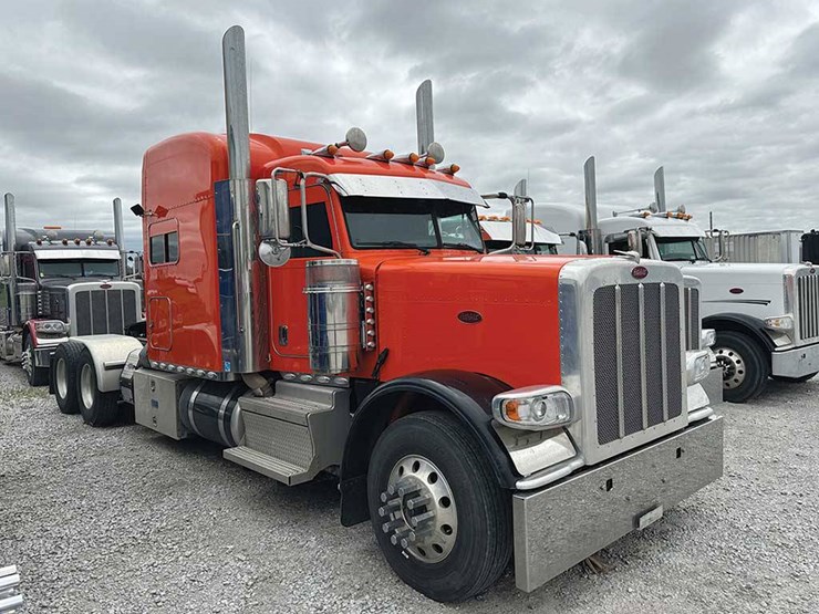 2022-peterbilt-389-image-1