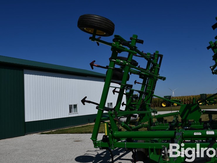 2013-john-deere-2210l-image-11