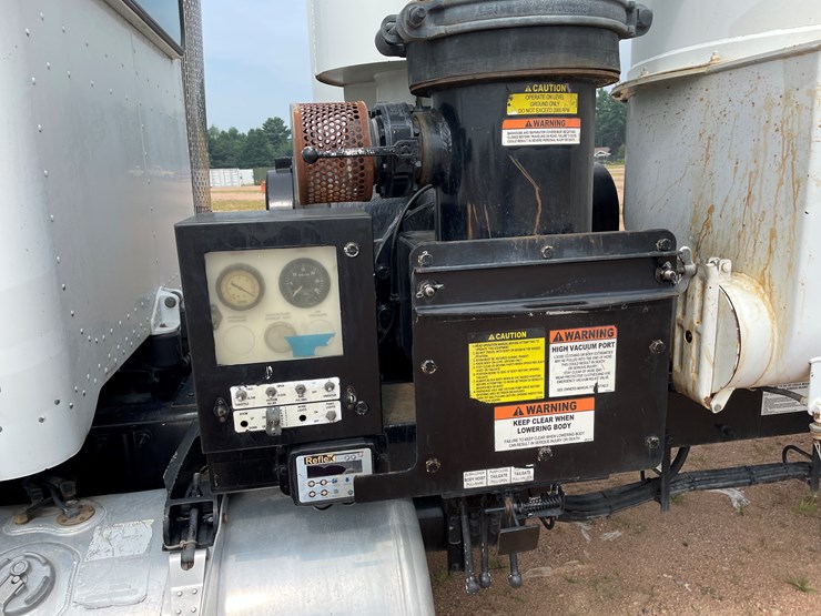 2011-peterbilt-365-image-23