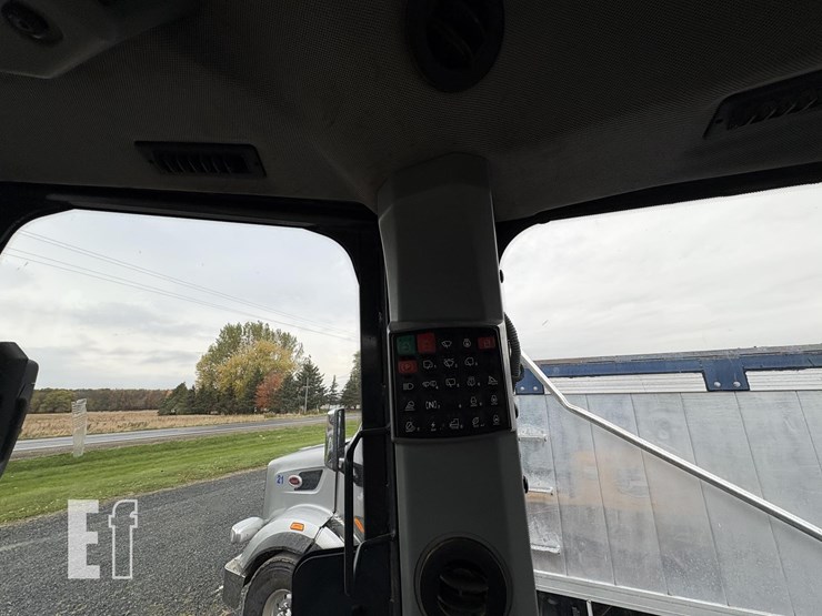 2021-deere-700l-image-16