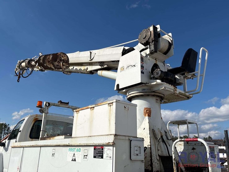 2009-gmc-c8500-altec-dm47-47ft-insulated-derrick-digger-truck-image-12