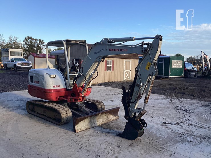 2016-takeuchi-tb240-image-6