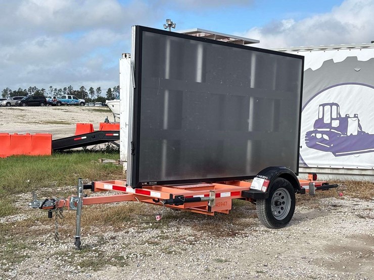 2021-k-and-k-system-mb3l-s/a-solar-towable-message-board-image-1