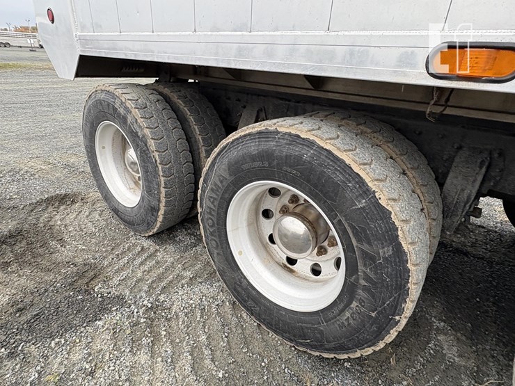 2015-peterbilt-567-image-13