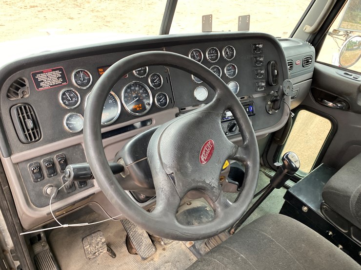 2012-peterbilt-384-image-53