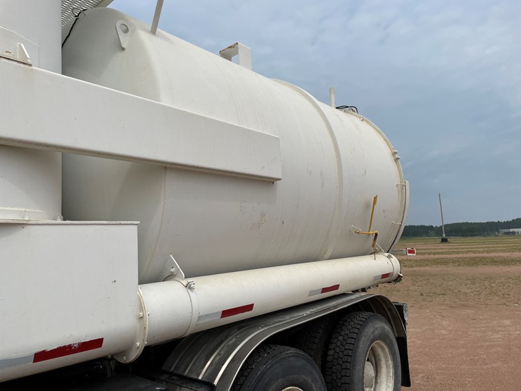 2011-peterbilt-365-image-28