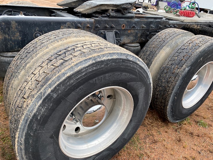 2012-peterbilt-384-image-41