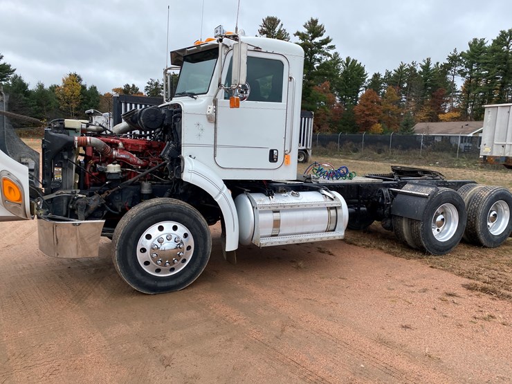 2012-peterbilt-384-image-11
