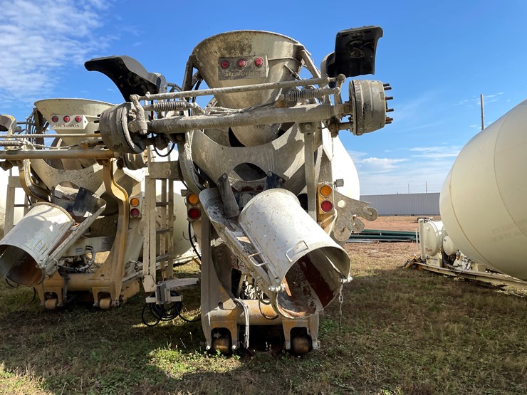 #3374-•-mcneilus-cement-mixer-drum-with-chutes-and-controls-image-4