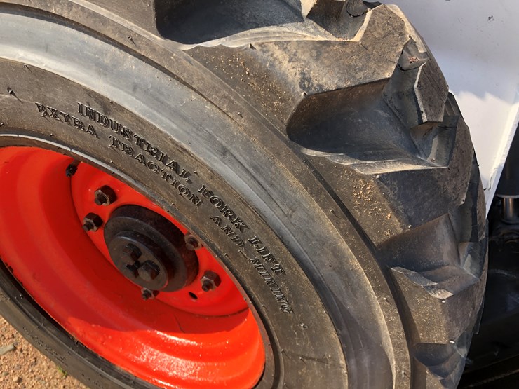 2014-bobcat-s650-image-35