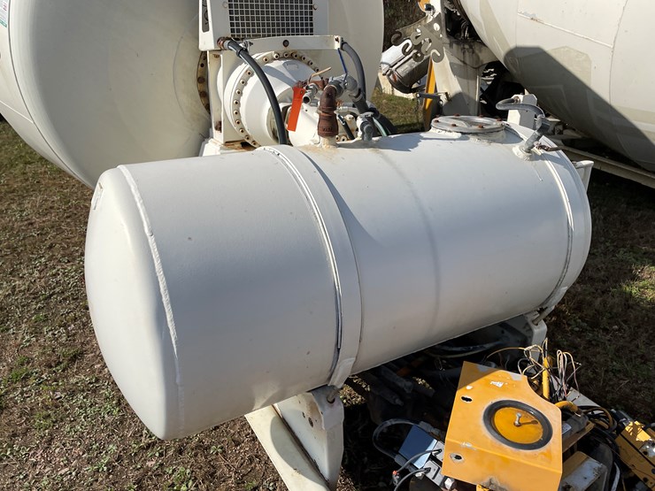 #3375-•-mcneilus-cement-mixer-drum-with-chutes-and-controls-image-21