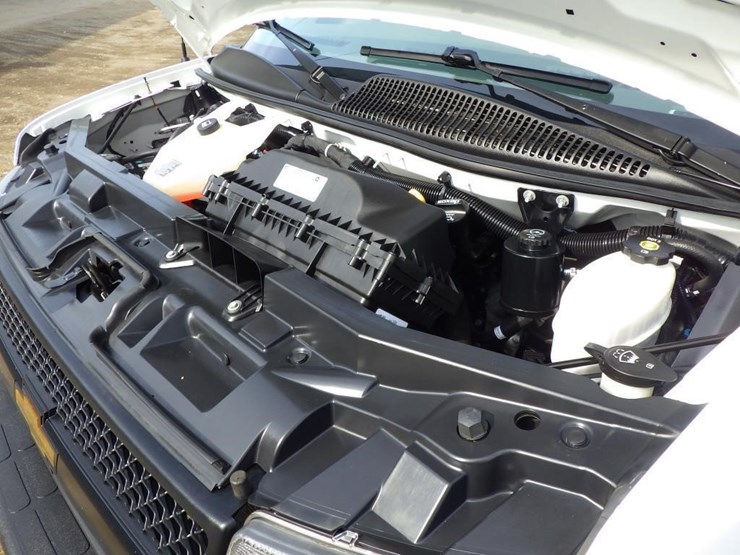 2018-chevrolet-express-2500-image-10