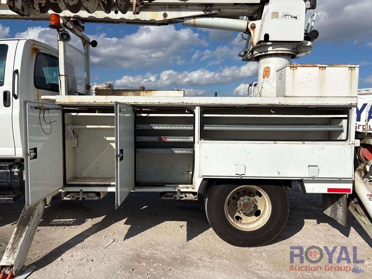 2009-gmc-c8500-altec-dm47-47ft-insulated-derrick-digger-truck-image-41