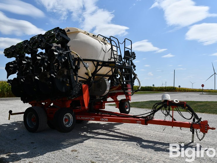 2017-kuhn-1205-gladiator-12-row-strip-till-image-3