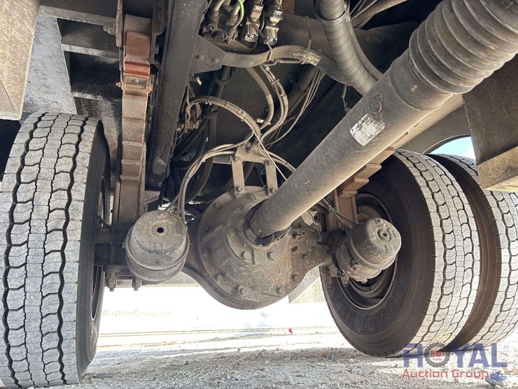 2009-gmc-c8500-altec-dm47-47ft-insulated-derrick-digger-truck-image-65