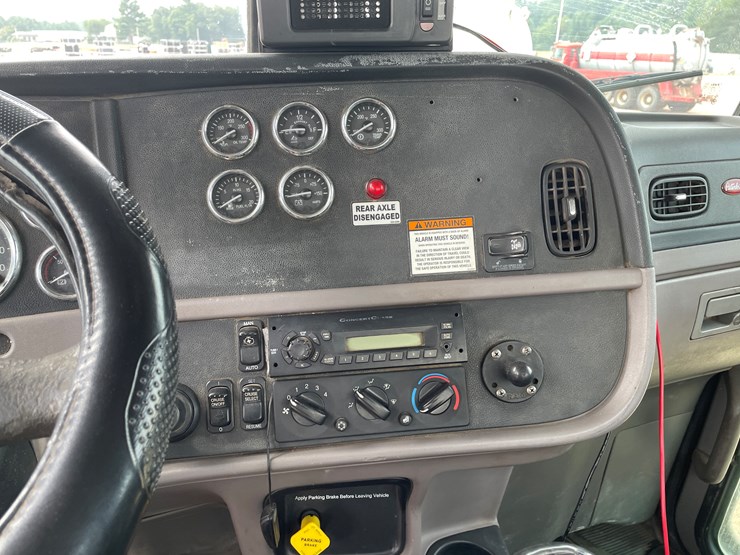2011-peterbilt-365-image-62