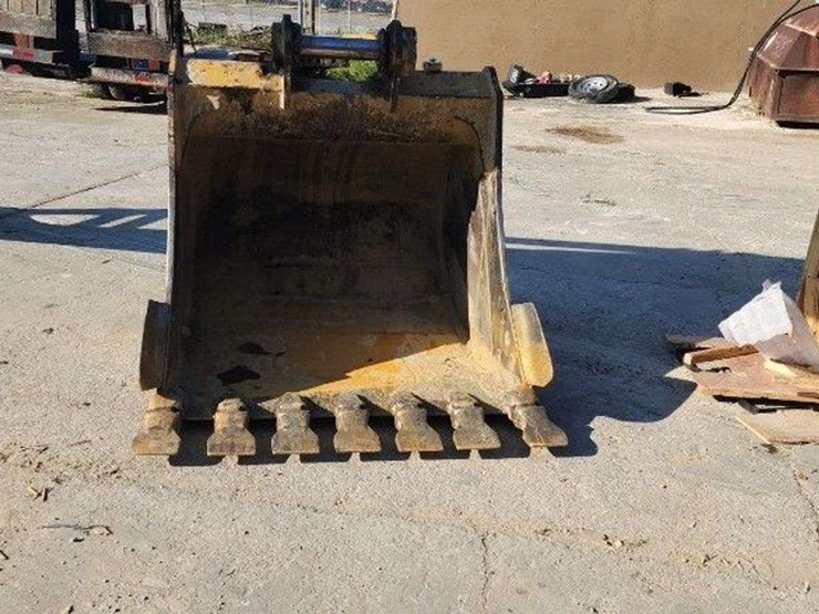 2019-caterpillar-325f-image-30