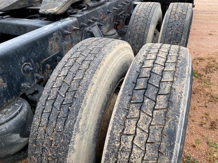 2012-peterbilt-384-image-40