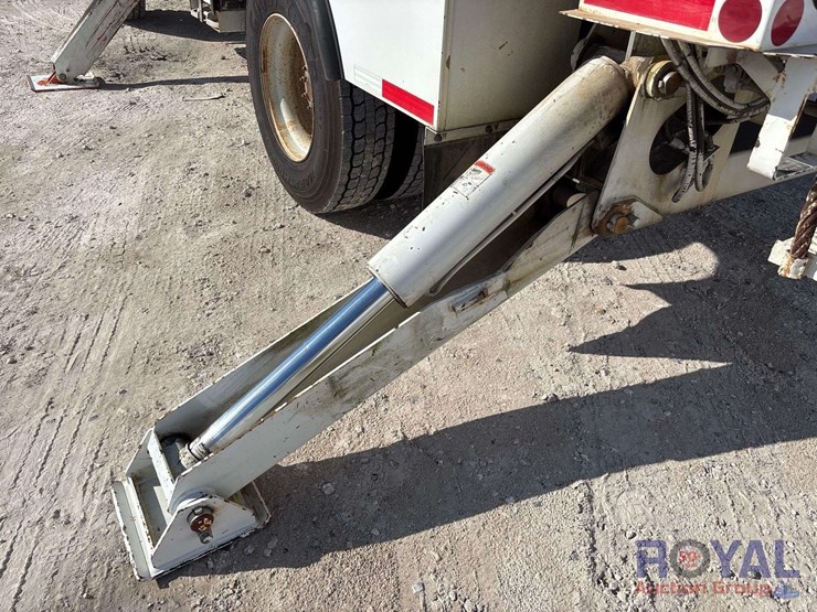 2009-gmc-c8500-altec-dm47-47ft-insulated-derrick-digger-truck-image-36