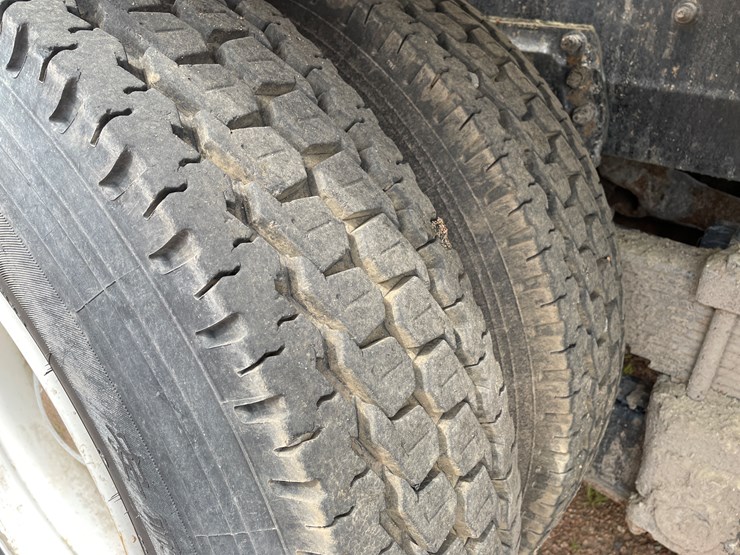 2011-peterbilt-365-image-35