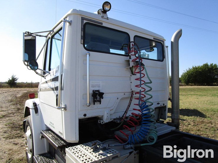 2000-freightliner-fl70-image-9