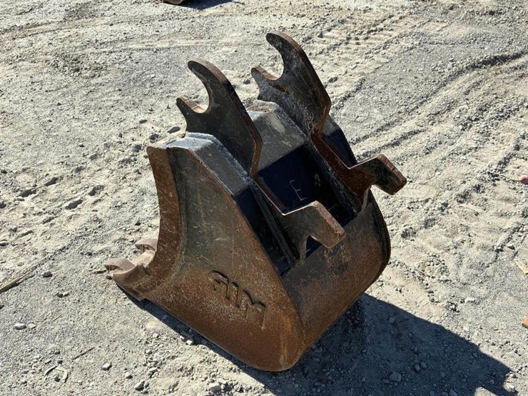 excavator-bucket-w/-teeth-18"-image-4