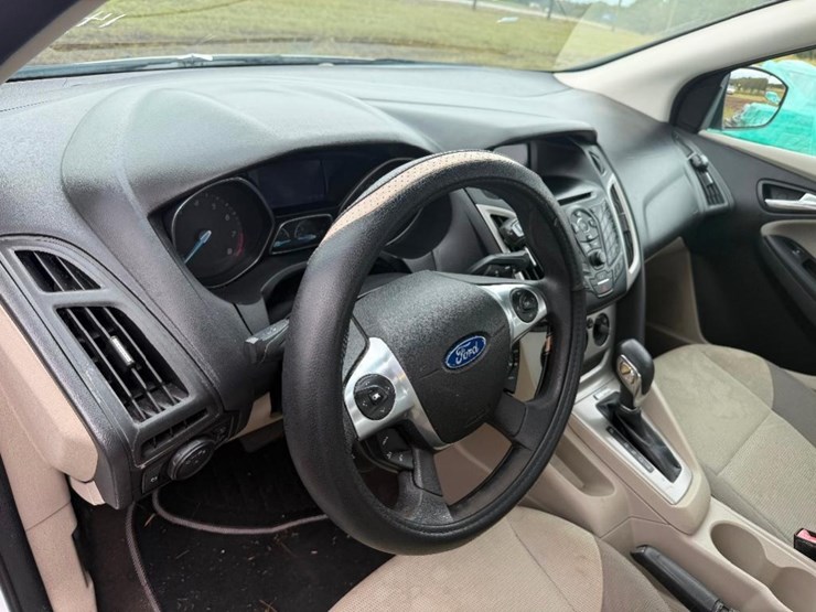 2013-ford-focus-(at,-2.0l,-sunroof,-radio-does-image-11