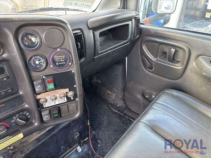 2009-gmc-c8500-altec-dm47-47ft-insulated-derrick-digger-truck-image-60