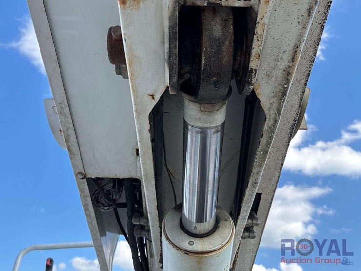 2009-gmc-c8500-altec-dm47-47ft-insulated-derrick-digger-truck-image-20