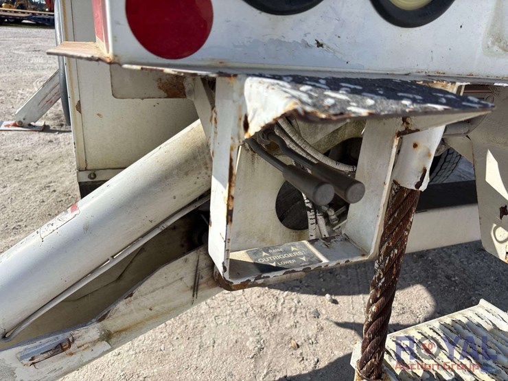 2009-gmc-c8500-altec-dm47-47ft-insulated-derrick-digger-truck-image-46