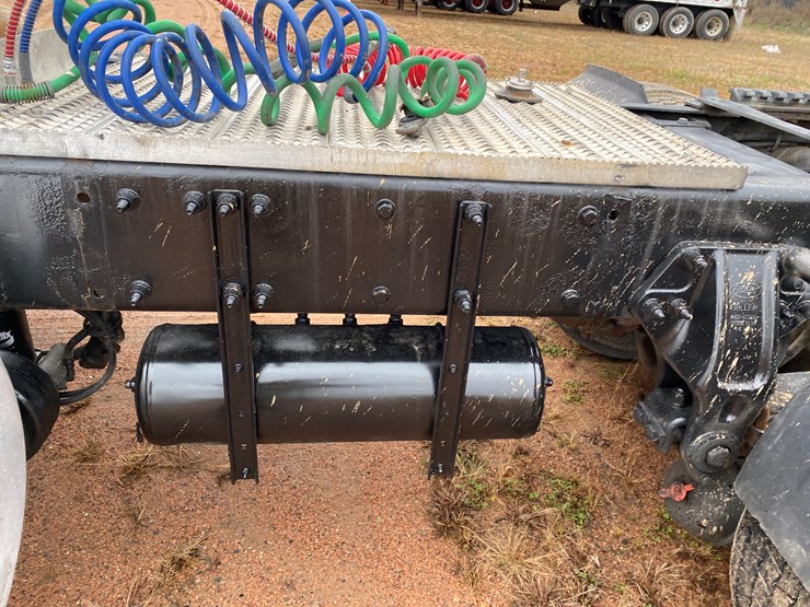 2012-peterbilt-384-image-27