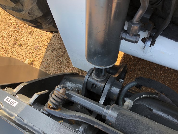 2014-bobcat-s650-image-30