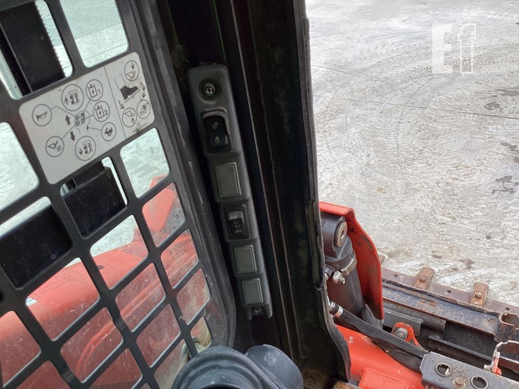 2022-kubota-ssv75-image-14