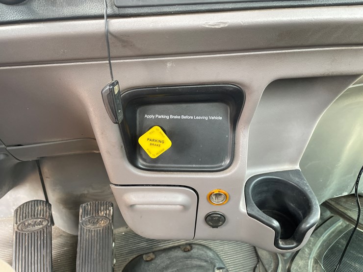 2011-peterbilt-365-image-65