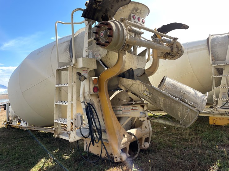 #3372-•-mcneilus-cement-mixer-drum-with-chutes-and-controls-image-17