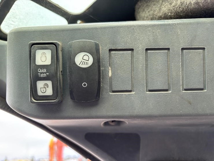 2019-deere-325g-image-30