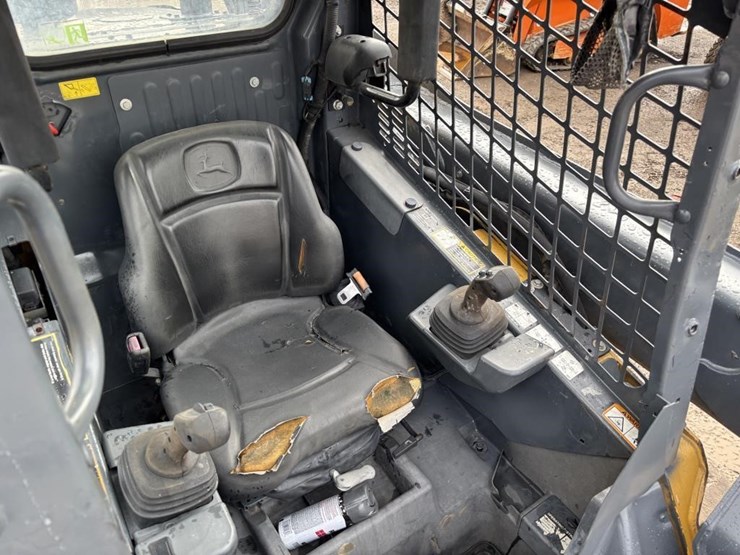 2019-deere-325g-image-23