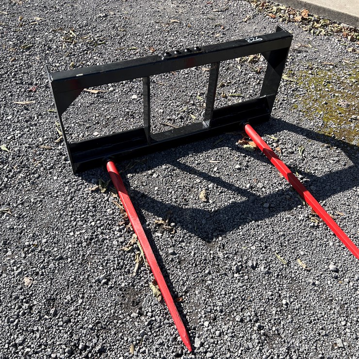 #826 • UNUSED KIVEL QT BALE SPEAR