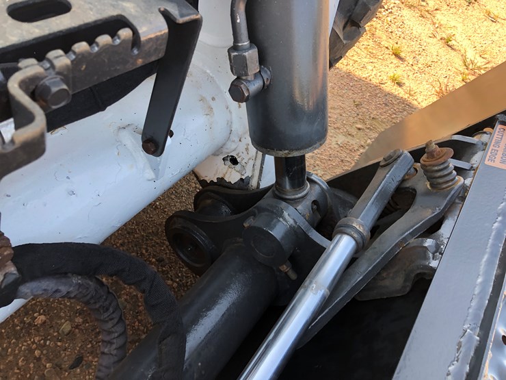 2014-bobcat-s650-image-31