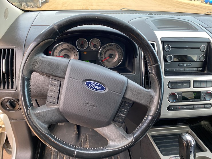 2010-ford-edge-image-32