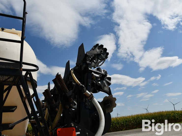 2017-kuhn-1205-gladiator-12-row-strip-till-image-14