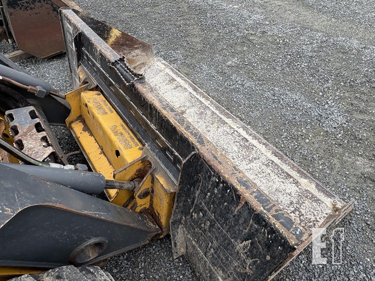 2015-deere-326e-image-11