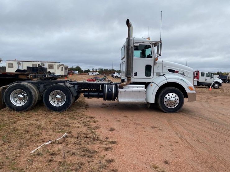 2012-peterbilt-384-image-5