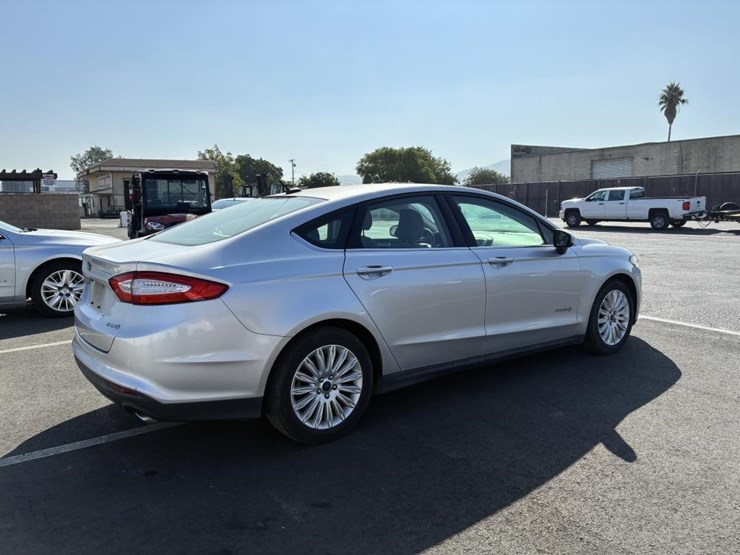 2016-ford-fusion-sedan-image-3
